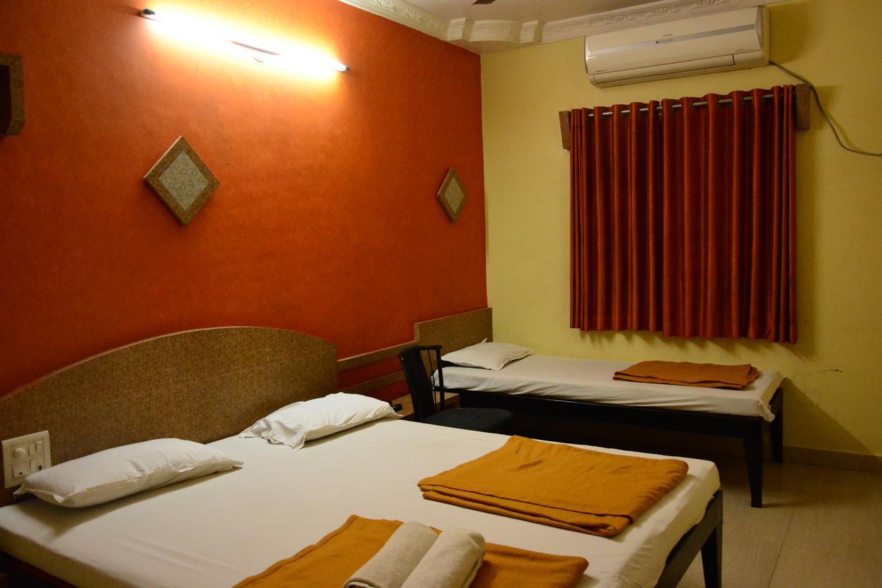 Hotel Madhava Sirdi Kültér fotó