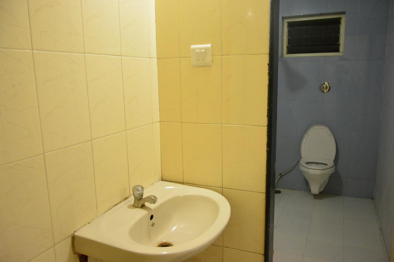 Hotel Madhava Sirdi Kültér fotó