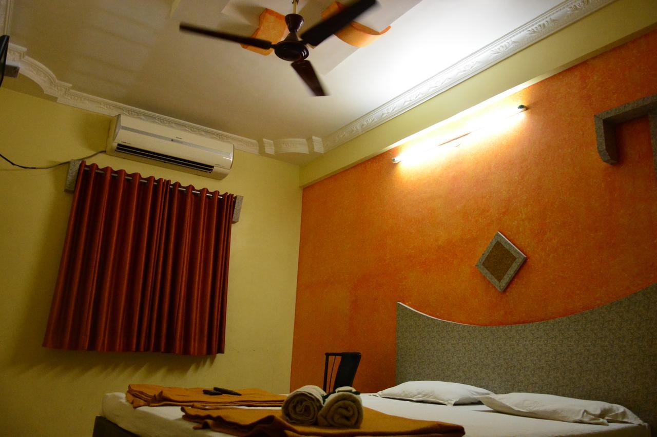 Hotel Madhava Sirdi Kültér fotó