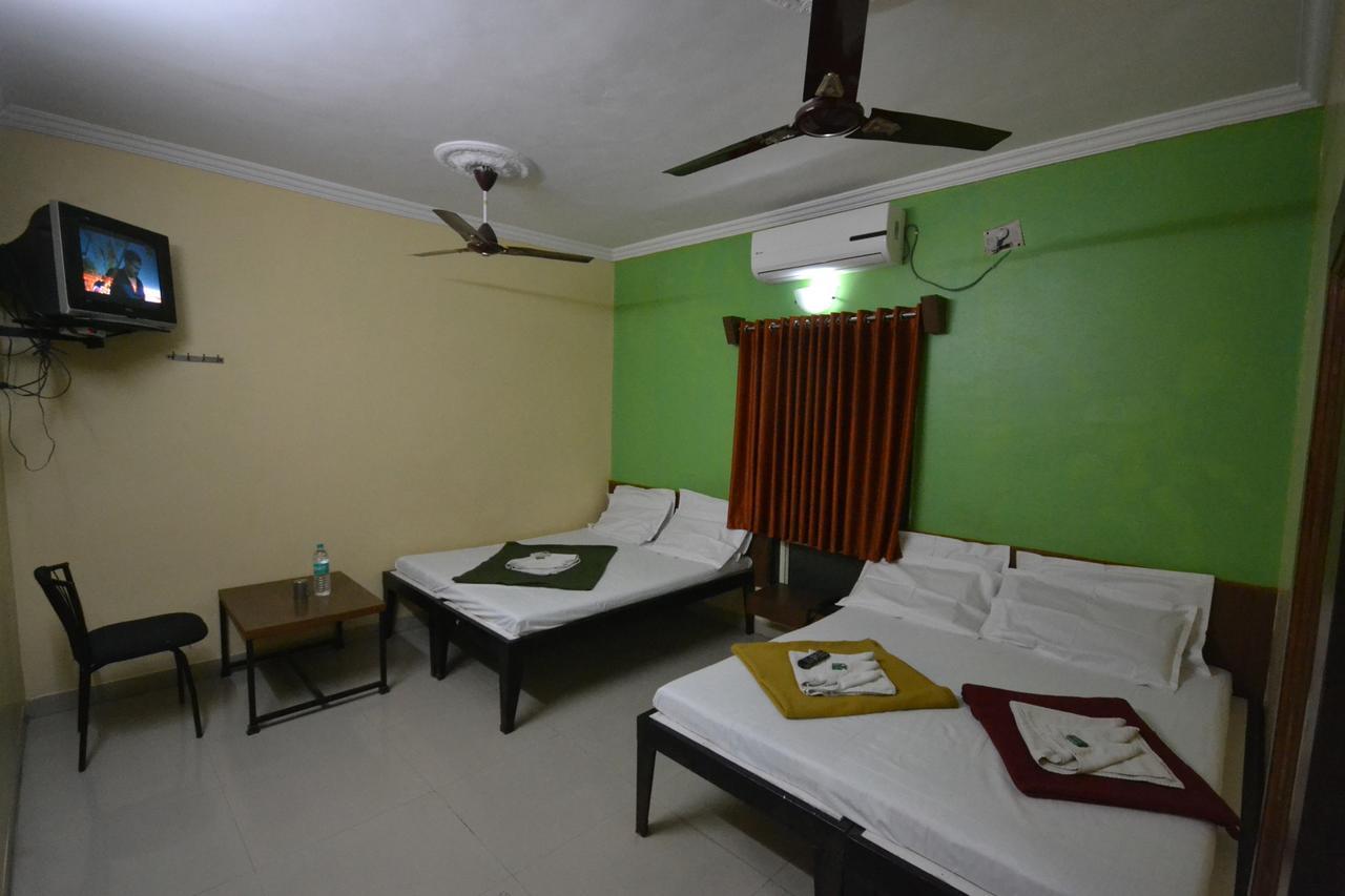 Hotel Madhava Sirdi Kültér fotó
