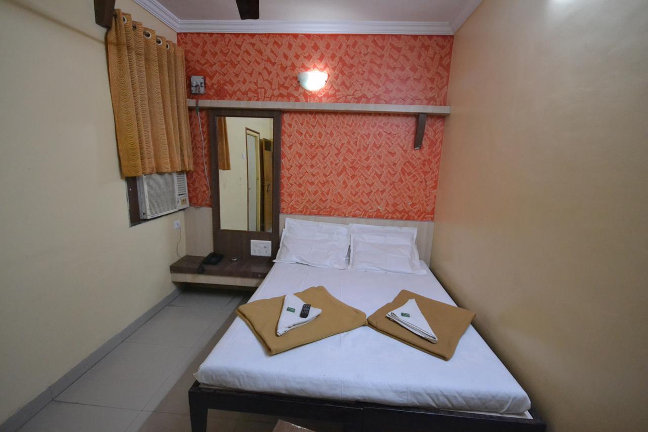 Hotel Madhava Sirdi Kültér fotó