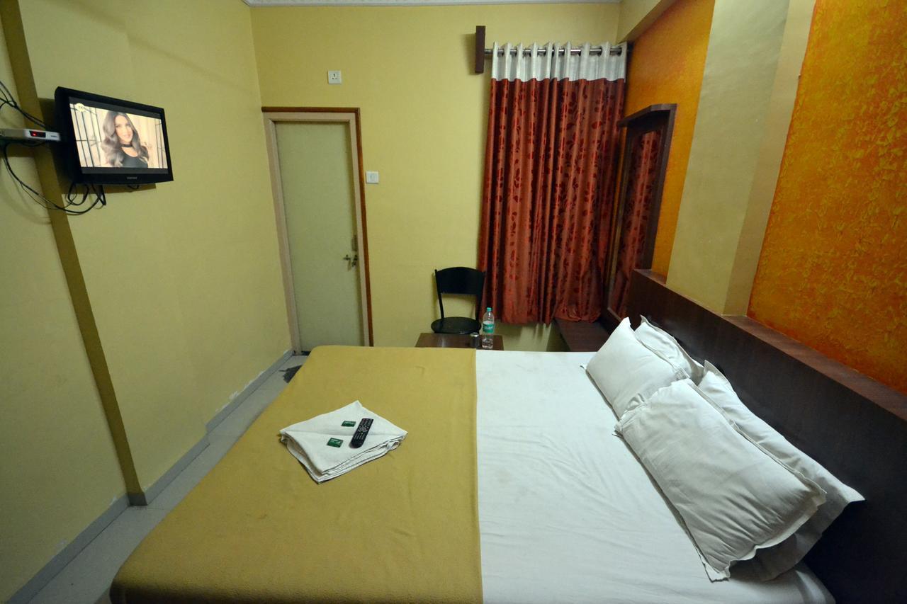 Hotel Madhava Sirdi Kültér fotó